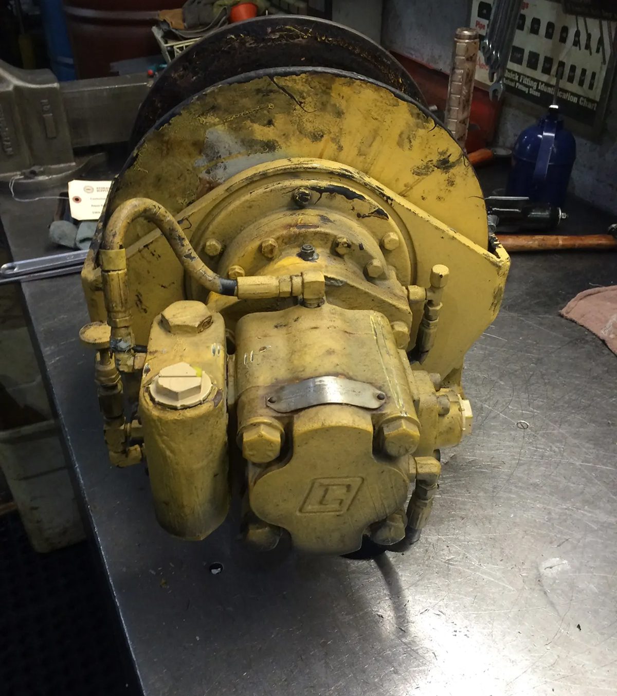 Mechanical component with hydraulic connections